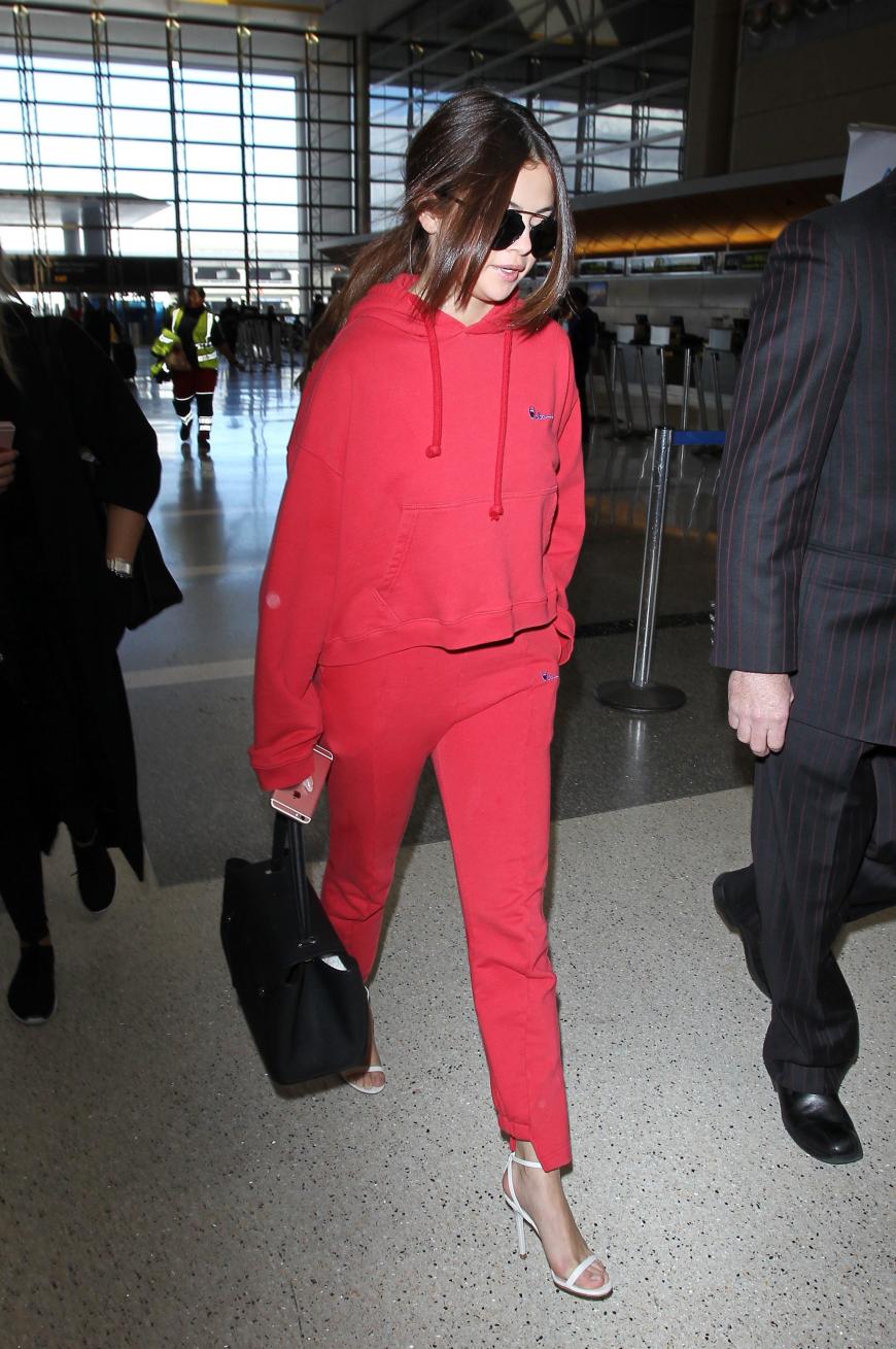 Im roten Jogginganzug lässt es sich super fliegen, Selena Gomez!