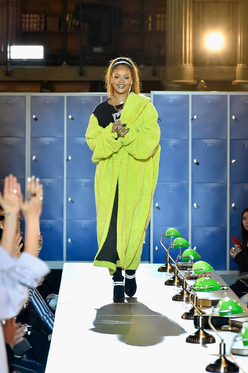 Rihanna präsentierte diese Woche auch ihre neue Fashion-Linie für Puma. Wir können gespannt sein! Die Sängerin verrät: „Als ich noch zur Schule ging, träumte ich immer davon, anziehen zu können was ich wollte. Doch auf Barbados mussten wir Schuluniformen tragen. Es war mir daher eine ganz besondere Freude diese 'Back to School' inspirierten Looks für die Saison zu entwerfen. Es ist mir außerdem eine große Ehre, die Kollektion in einem solch majestätischen National Monument präsentieren zu dürfen.“