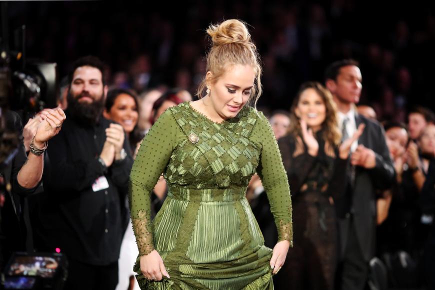 Während ihrer emotionalen Rede bei den Grammys 2017 bestätigte Adele die heimliche Hochzeit mit Simon Konecki (links).