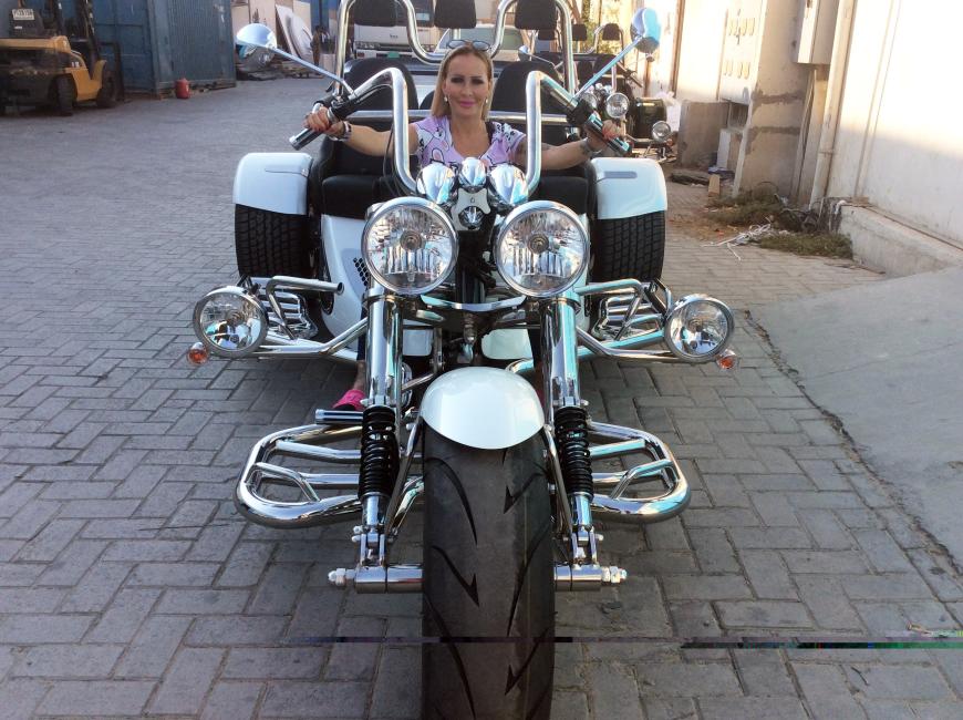 Nadescha Leitze will in Dubai eine Trikevermietung aufmachen. Doch das Vorhaben steht vor dem Scheitern.