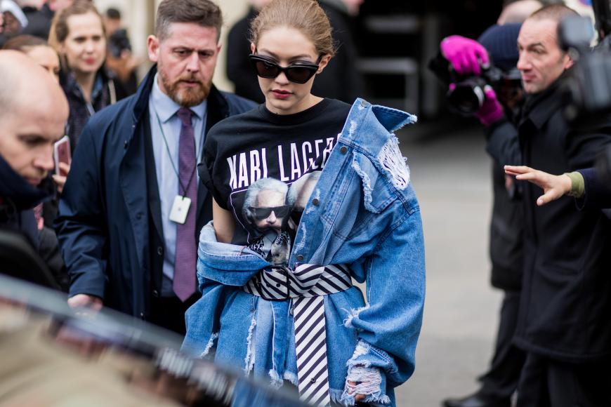 Dieses Shirt ist ultra lässig und eine Hommge von Gigi Hadid an Karl Lagerfeld!