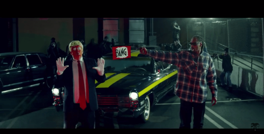 Darin schießt der Musiker mit einer Pistole auf einen Clown, der Trump ähnelt.