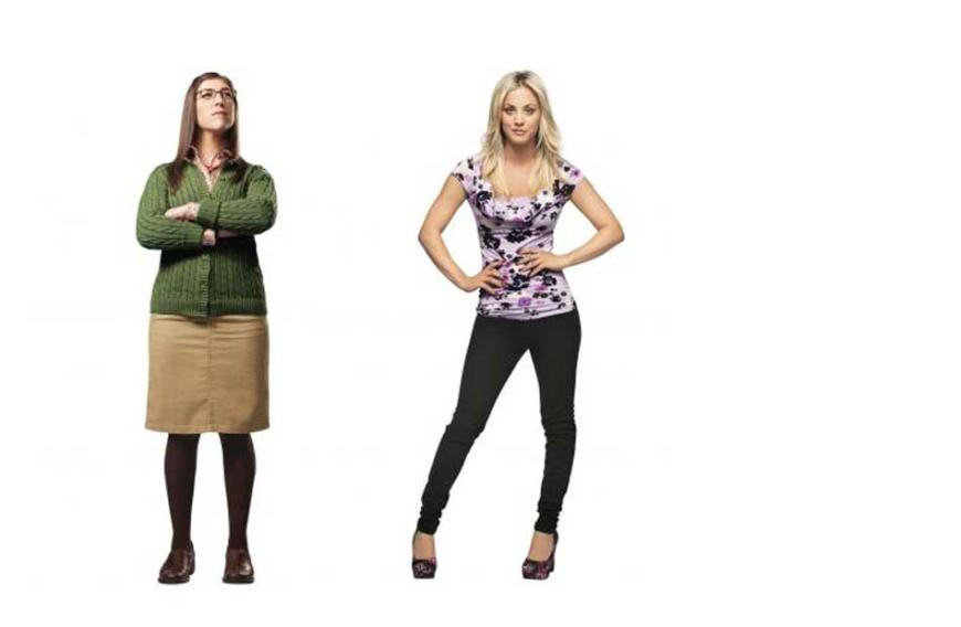 Kaley Cuoco (r.) ist von Anfang an bei