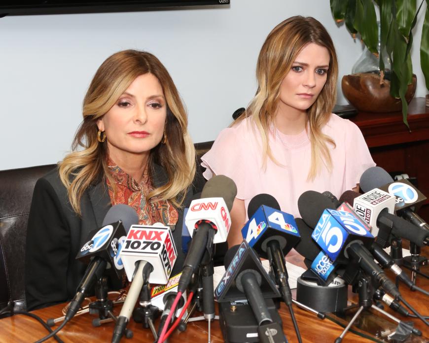 Anwältin Lisa Bloom unterstützte Mischa Barton (r.) bei der Pressekonferenz gegenüber den Medienvertretern.