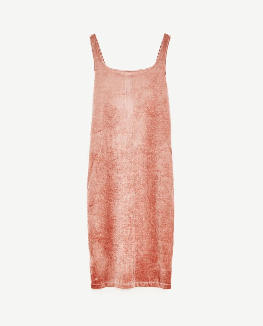 An allover Samt kommt ihr in diesem Jahr einfach nicht vorbei! Dieses Samtkleid von Zara kostet noch 8€, statt 13€!