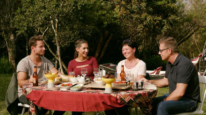 Zuerst aber treffen die letzten beiden Kandidatinnen auf die Eltern von Sebastian Pannek (l.). Clea-Lacy Juhn versteht sich blendend mit der Familie des Bachelors.