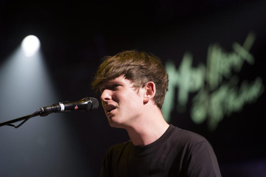 Sänger James Blake begeistert seine Fans mit melancholischen Klängen.