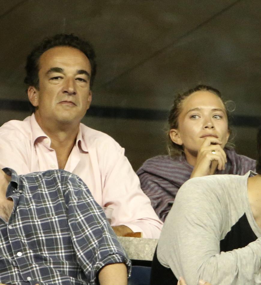 Auch Zwillingsschwester Mary-Kate Olsen ist mit einem älteren Mann liiert. Seit Ende 2015 ist sie mit Olivier Sarkozy verheiratet.