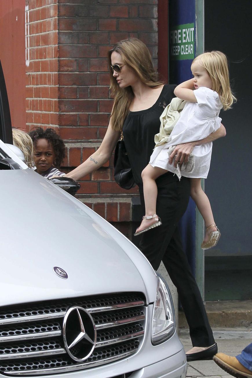 Angelina Jolie mit Tochter Vivienne und Zahara (l.).
