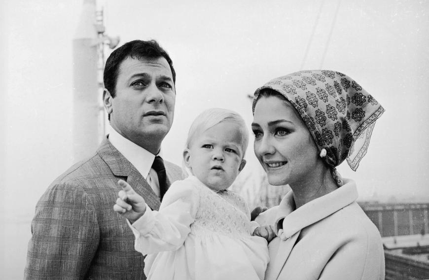 1965: Christine Kaufmann mit Tony Curtis und Töchterchen Alexandra