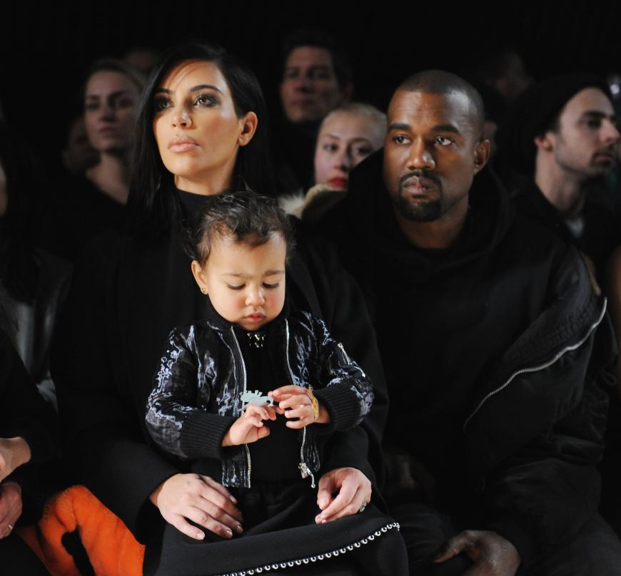 Kim Kardashian wünscht sich trotz aller Risiken Geschwister für Töchterchen North und Söhnchen Saint West.