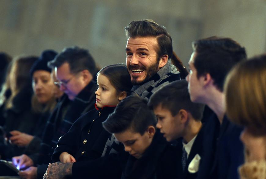 Kräftige Unterstützung: David, Harper, Cruz, Romeo und Brooklyn unterstützen ihre Mama Victoria Beckham auch bei ihrem ihrer Fashion Show aus der Front Row aus. Doch zum Muttertag hat sich Töchterchen Harper noch was Besonderes einfallen lassen...