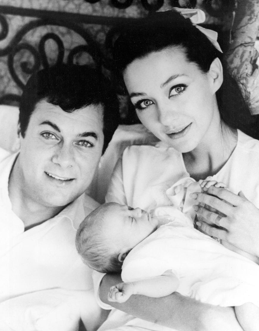 Christine Kaufmann mit ihrem Ex-Mann und Hollywood-Star Tony Curtis mit dem sie zwei Töchter bekam, Alexandra udn Allegra Curtis.