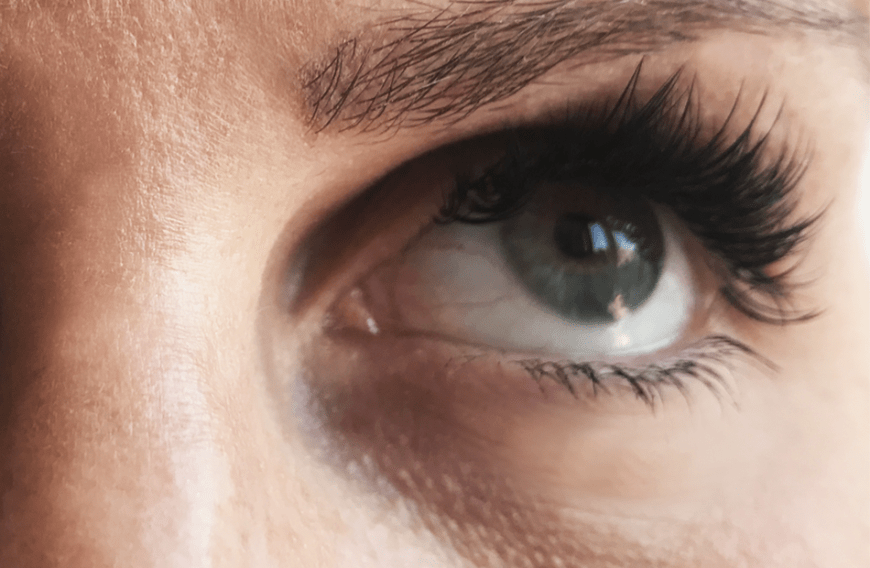 Gerade die unterschiedlichen Längen machen eine natürliche und dennoch schöne Optik, auch Kim Kardashian trägt eine solche Wimpernverlängerungs-Methode.