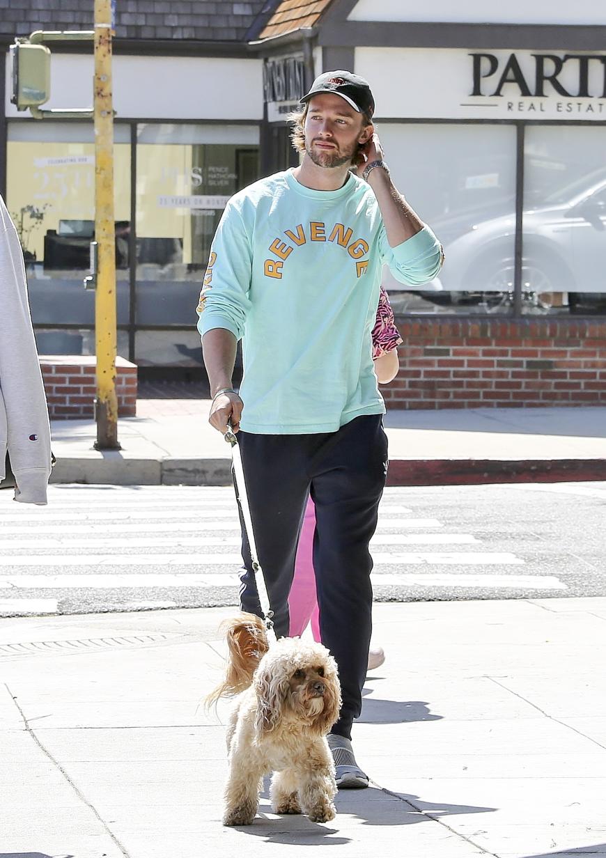 Patrick Schwarzenegger genießt einen Spaziergang mit seinem Hund in Los Angeles.