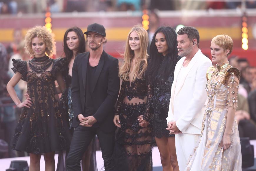 Die GNTM-Jury mit den Finalistinnen 2016