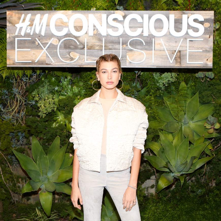 Hailey Baldwin, 20, trug eine wunderschöne cremefarbene Jacke auf dem gestrigen Event von H&M!