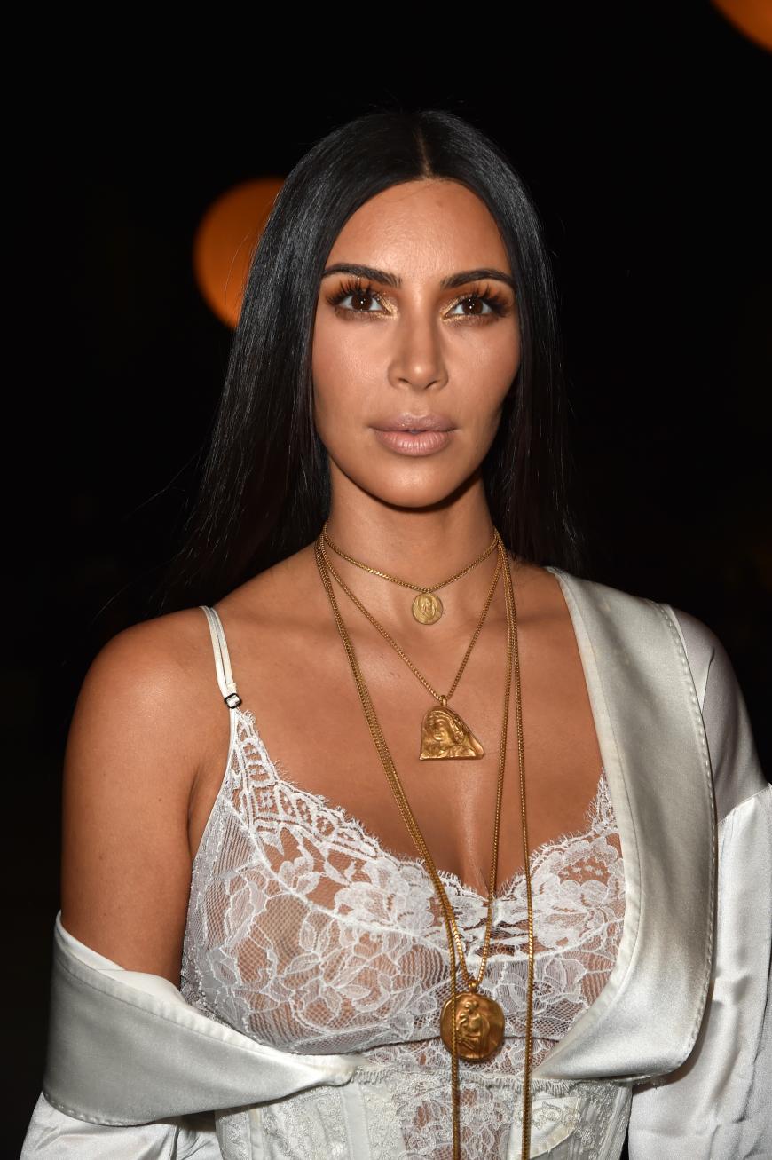 Kim Kardashians Wimpern sehen immer toll aus, aber nicht komplett übertrieben!