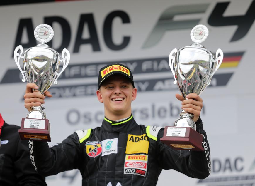 Der Rennfahrer-Nachwuchs startet in diesem Jahr bei der europäischen Formel-3-Meisterschaft.