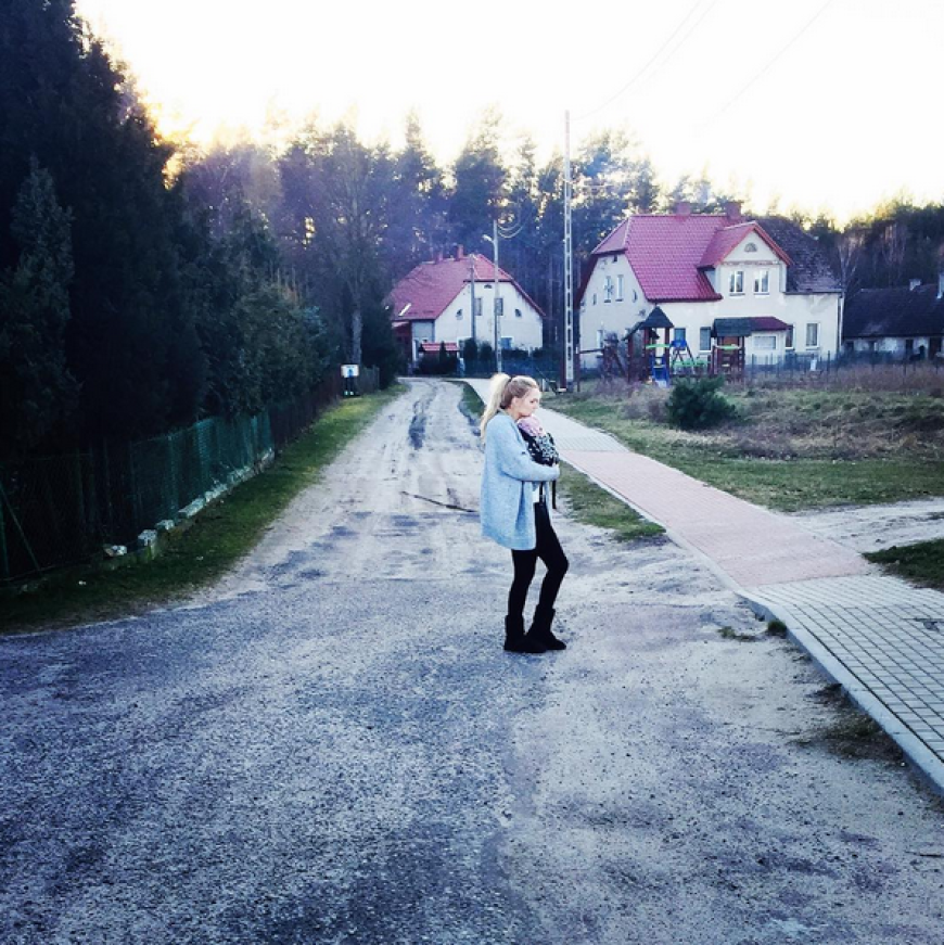 Sara Kulka mit Baby Annabell in ihrem Heimatdorf in Polen.