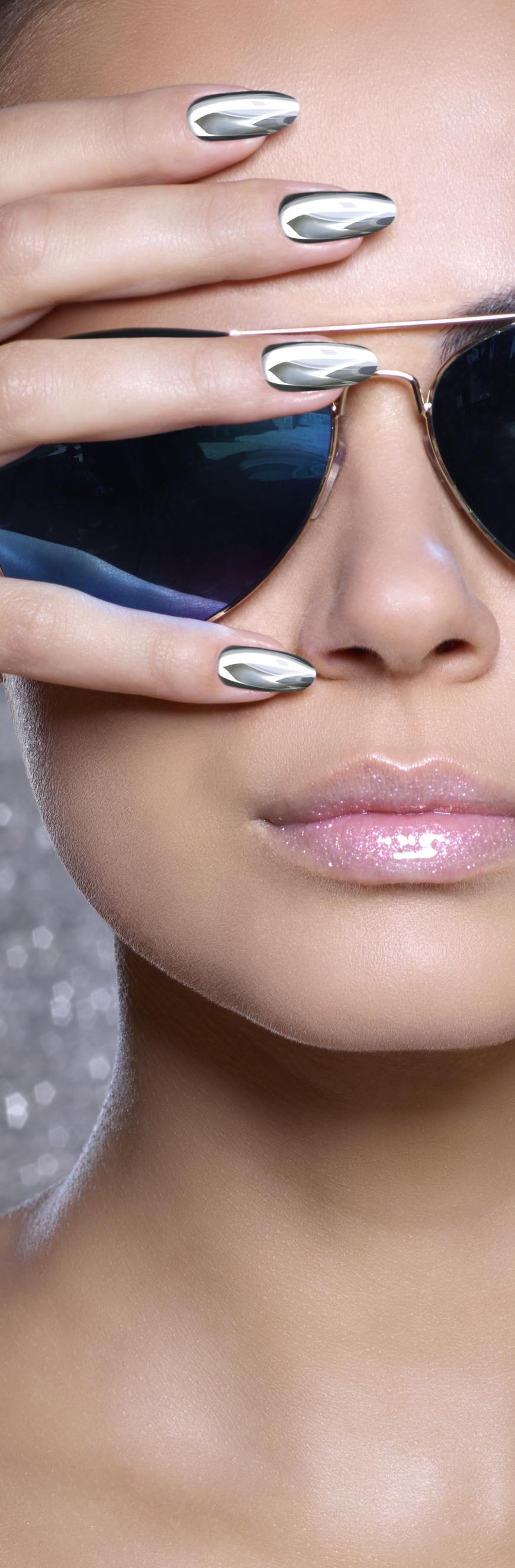 Wir lieben den coolen Nail-Art-Trend: Chrome-Nägel!