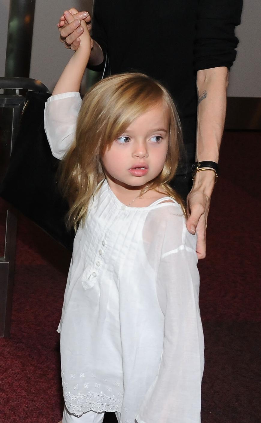 Sorge um Vivienne Jolie-Pitt: Die Kleine fiel auf den Kopf, als ein Babysitter sie über einen Zaun heben wollte.
