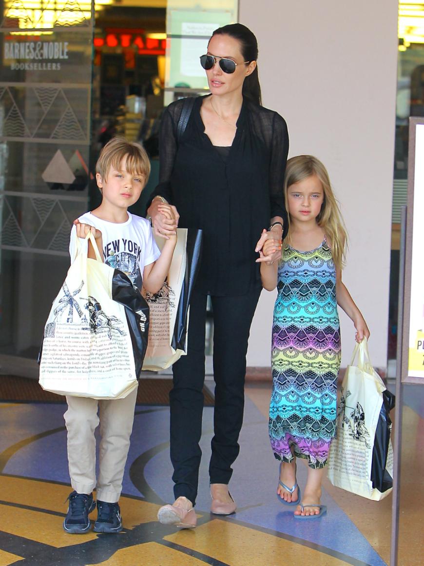 Angelina Jolie mit ihren Zwillingen Knox (l.) und Vivienne. Acht Jahre sind die Nesthäkchen der Jolie-Pitt-Rasselbande alt.
