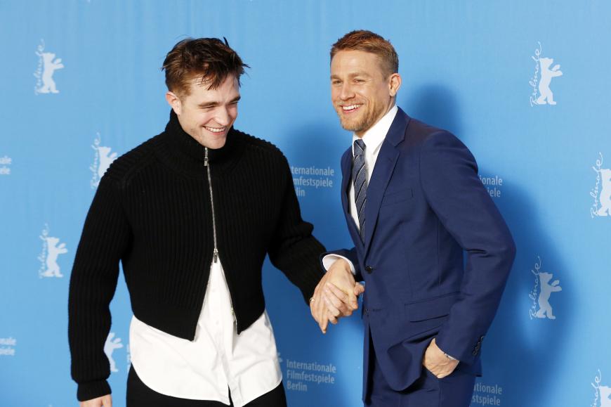 Doch im wirklichen Leben machen Schauspiel-Kollegen Charlie Hunnam und Robert Pattinson gerne mal ein Späßchen.