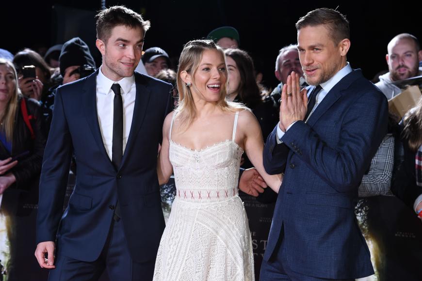 Alles nur gespielt? Während der Dreharbeiten herrschte eisernes Schweigen zwischen Robert Pattinson und Charlie Hunnam.