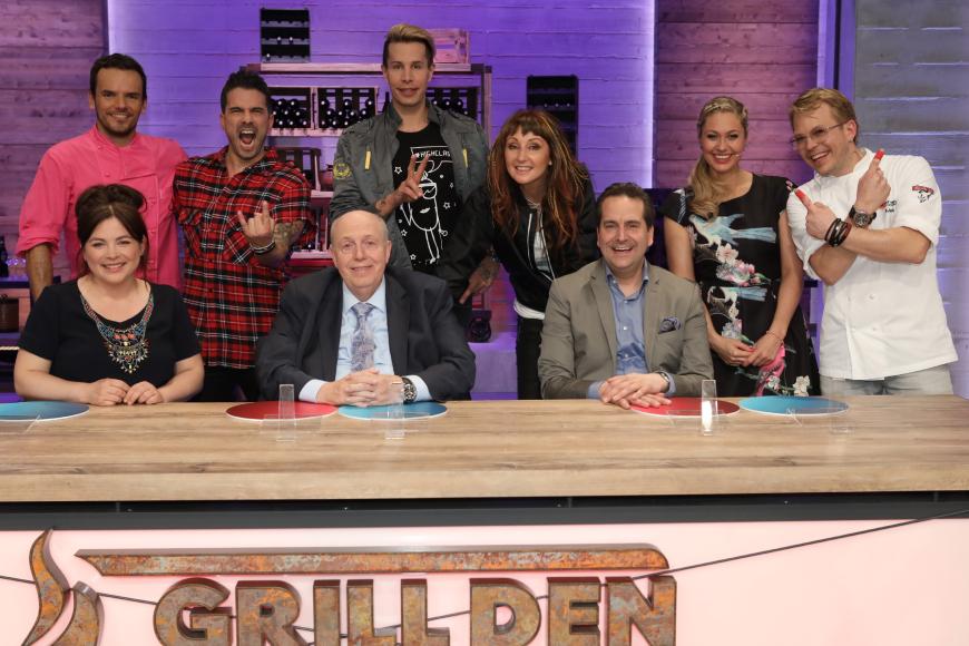 am 9. April kochen Steffen Henssler, Marc Terenzi, Florian Wess, Hanka Rackwitz (hintere Reihe, v. links) für die Jury, bestehend aus Maria Groß, Rainer Calmund und Gerhard Retter (vordere Reihe, v. links).
