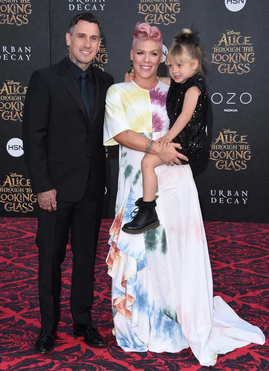 Mit ihrem Mann Carey Hart (inks) hat Pink die beiden Kinder Willow (rechts) und den 3 Monate jungen Sohn Jameson.