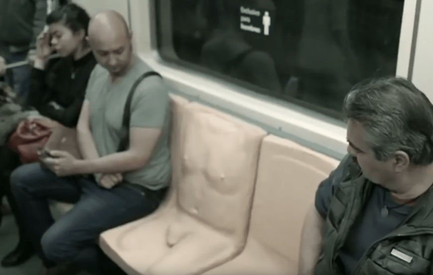 Befremdliche Blicke der U-Bahn-Gäste, doch diese Kampagne erreicht jeden!