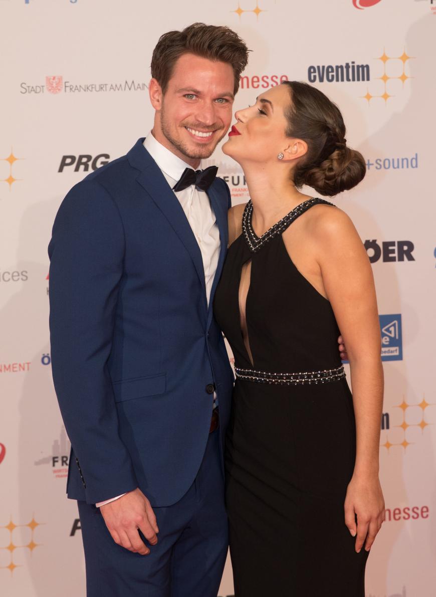Süß! Sebastian Pannek und Clea-Lacy Juhn turteln auf dem roten Teppich.