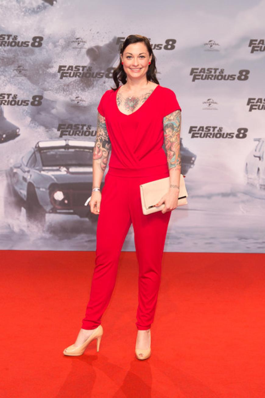 Die Moderatorin Lina van de Mars erschien bei der Premiere in Berlin in einem roten Overall, so waren ihre Tattoos schön sichtbar.