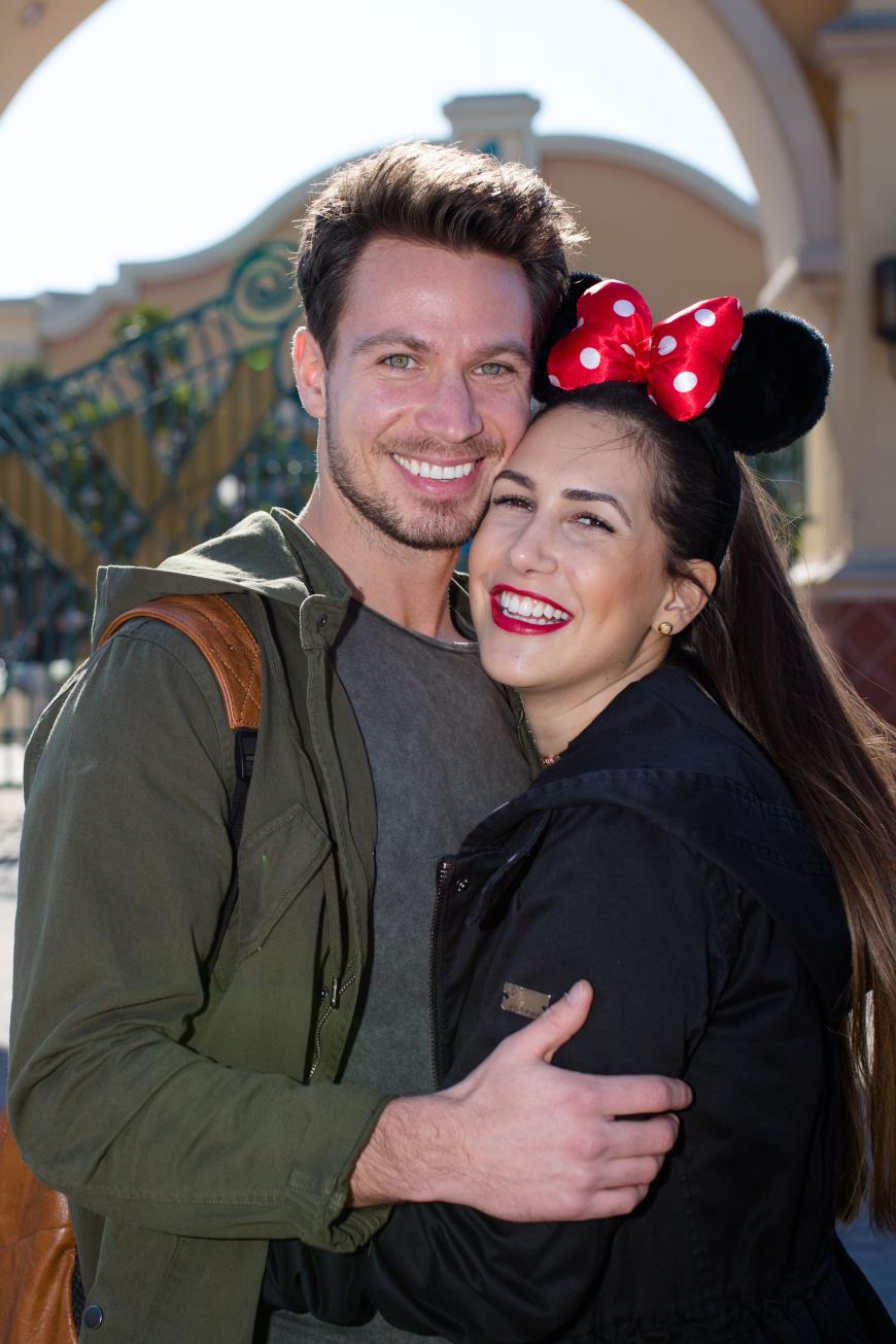 Sebastian Pannek und Clea-Lacy Juhn sind total verliebt ineinander und strahlen gegenseitig um die Wette.