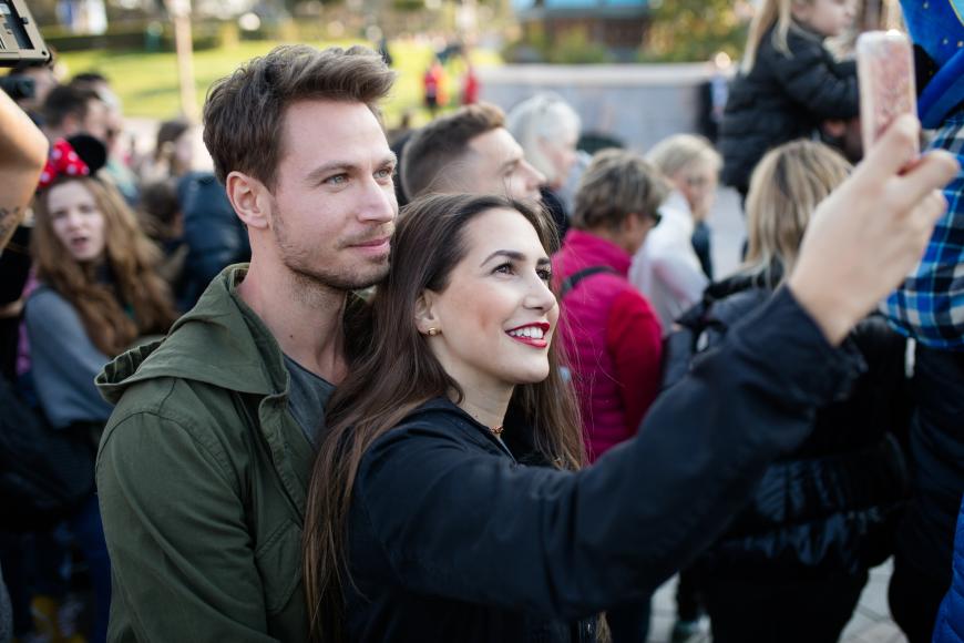 Selfie-Time: Auf Facebook, Instagram und Co. veröffentlicht das TV-Duo regelmäßig süße Pärchen-Schnappschüsse.