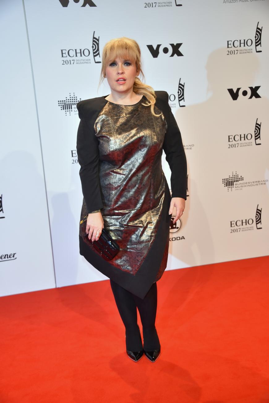 Maite Kelly wird in diesem Leben keine Elfe mehr, aber dennoch wählte sie ein gelungenes Outfit, denn es saß nicht knalleng, und die blickdichte Stumpfhose ließ ihre Beine schlanker wirken. TOP!