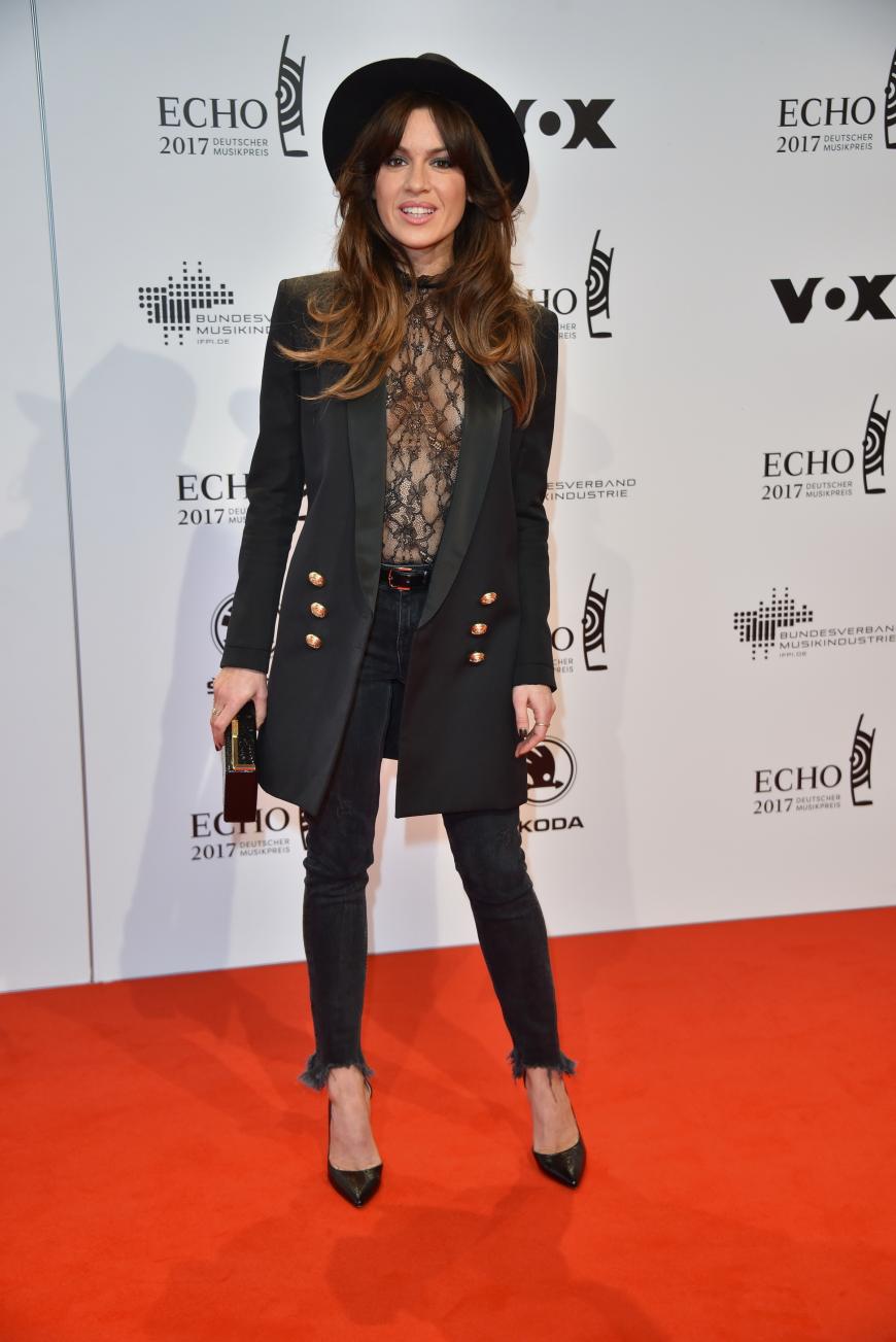 Natalia Avelons Outfit sah auf den ersten Blick sehr angezogen aus, aber auch nur auf den ersten! Denn unter dem Blazer trug die Sängerin einen spitzenbesetzten Hauch von Nichts.