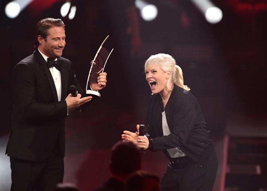 Ina Müller freut sich sichtlich über ihren Echo