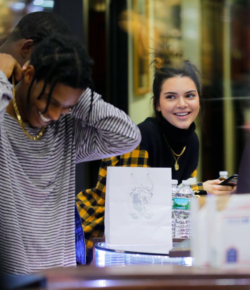Mit öffentlichen Zuneigungen hielten sich Kendall Jenner und A$AP Rocky da aber noch zurück.