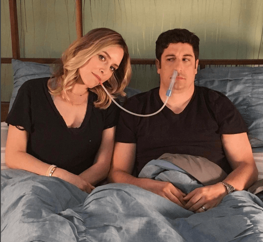 Von wegen 08/15: Jason Biggs und Jenny Mollen überraschen ihre Fans lieber mit diesem Schwangerschaftsfoto!