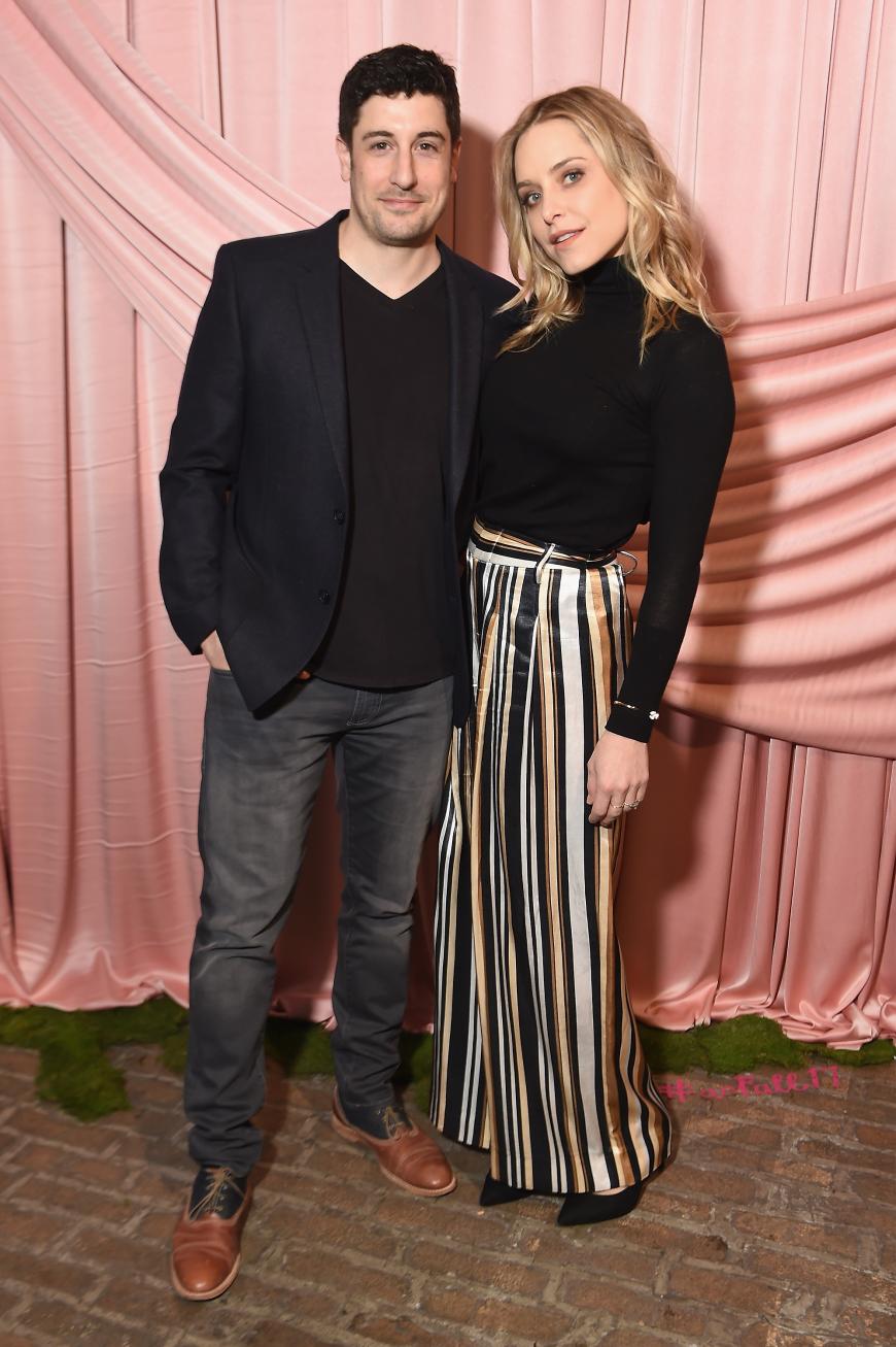 Pomi-Eltern der etwas anderen Art: Jason Biggs und Ehefrau Jenny Mollen haben keine Hemmungen und geben online intime Einblicke ins Schwanger-Sein - inklusive Nacktfoto und Kotzerei!
