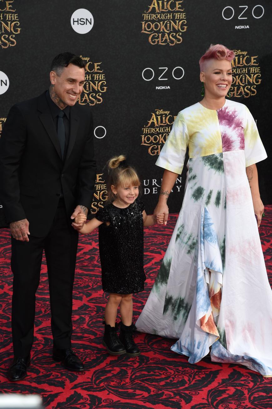 Seit drei Monaten sind sie schon zu viert: Sängerin Pink, ihr Ehemann Carey HArt und die zwei Kids Willow Sage und Jameson Moon (nicht auf dem Bild).