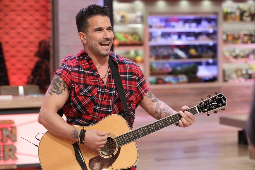 Sogar Gitarre spielen kann der