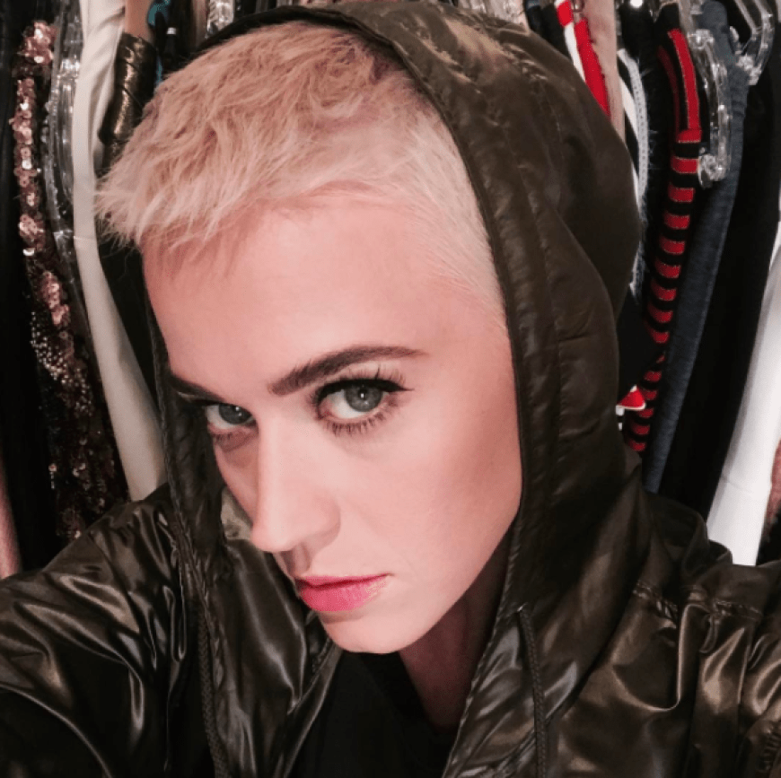 Tada, die neueste Frisur von Katy Perry: raspelkurz und weißblond.