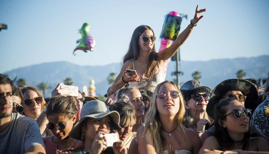 Zu den Coachella-Wochenenden treffen sich über 200.000 Besucher um gemeinsam zu Tanzen, zu Feiern und das Festival-Flair zu genießen. Logisch, dass auch unsere Stars wieder mit von der Partie sind.