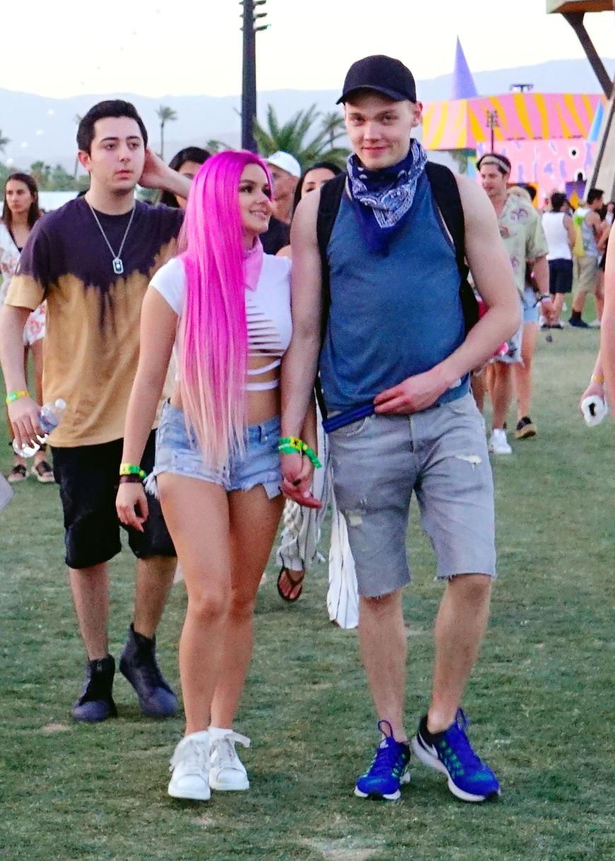 Turteltauben die Zweite: Ariel Winter überraschte mit pinkfarbener Perücke und hatte nur Augen für ihren Freund Levi Meaden.