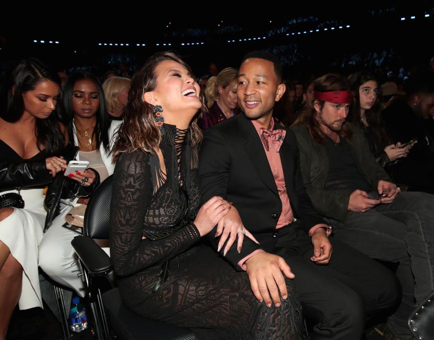 Chrissy Teigen strahlt in der Nähe ihres Mannes.