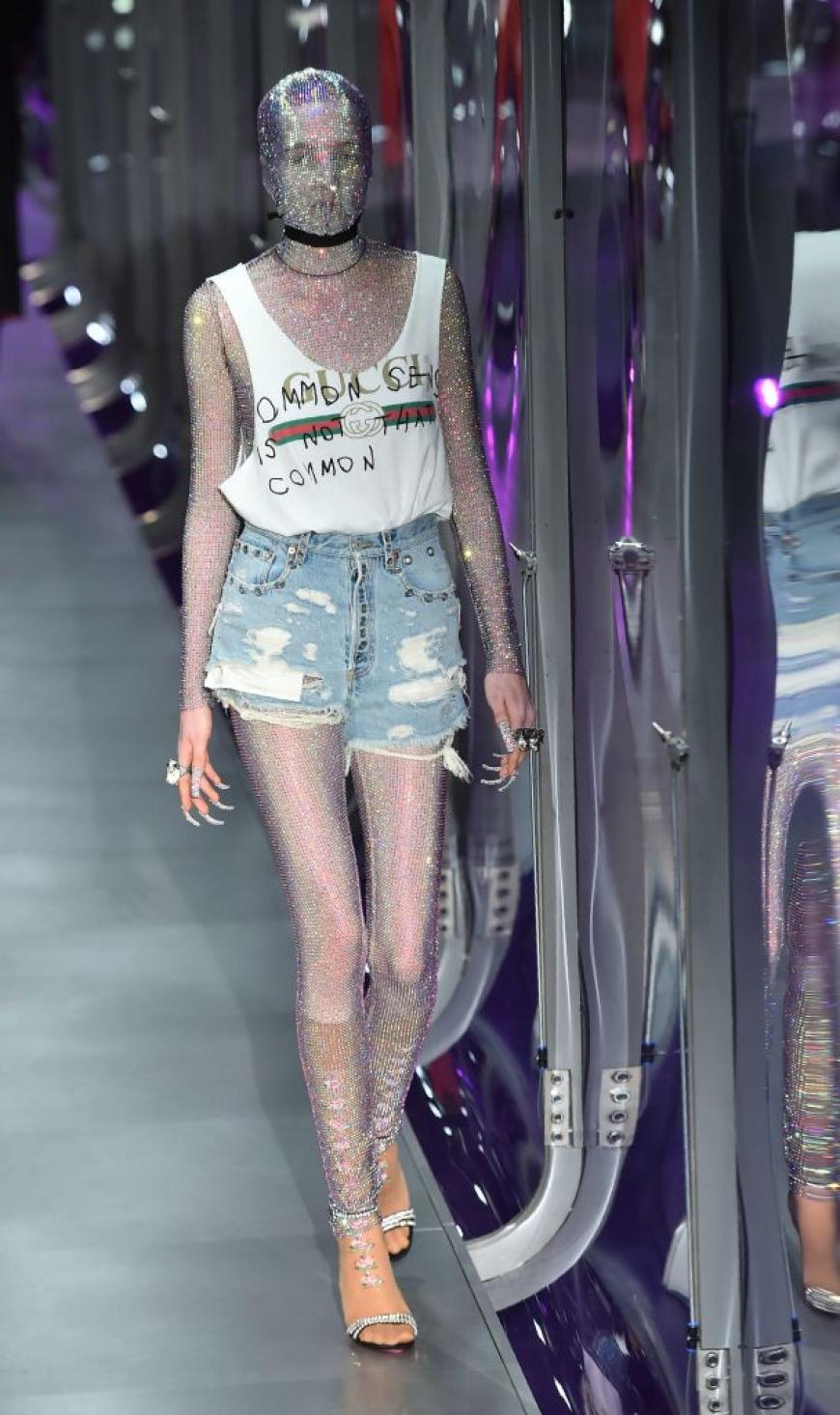 Im Februar 2017 war das extravagante Outfit bei der Gucci Fashionshow in Mailand zu sehen.