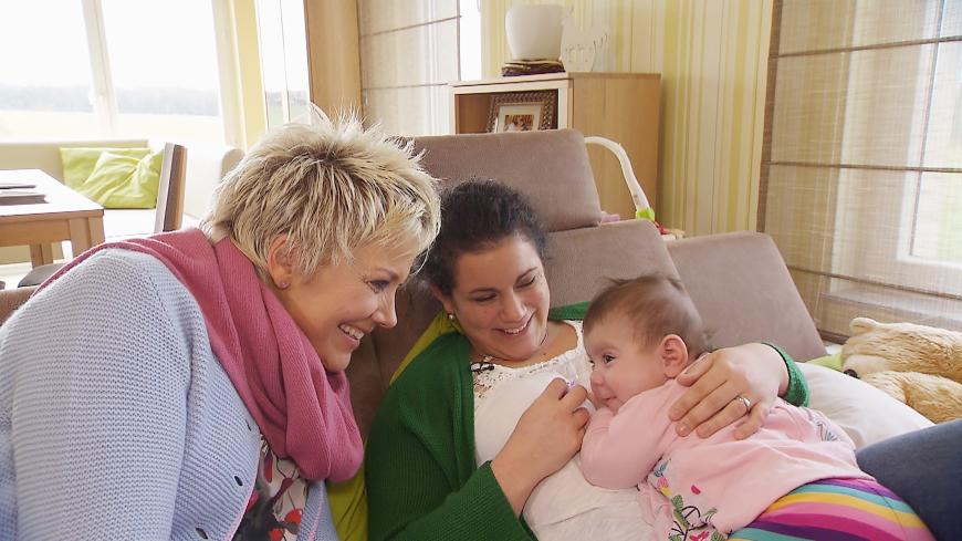 Auch Inka Bause ist hin und weg von Baby Charlotte.